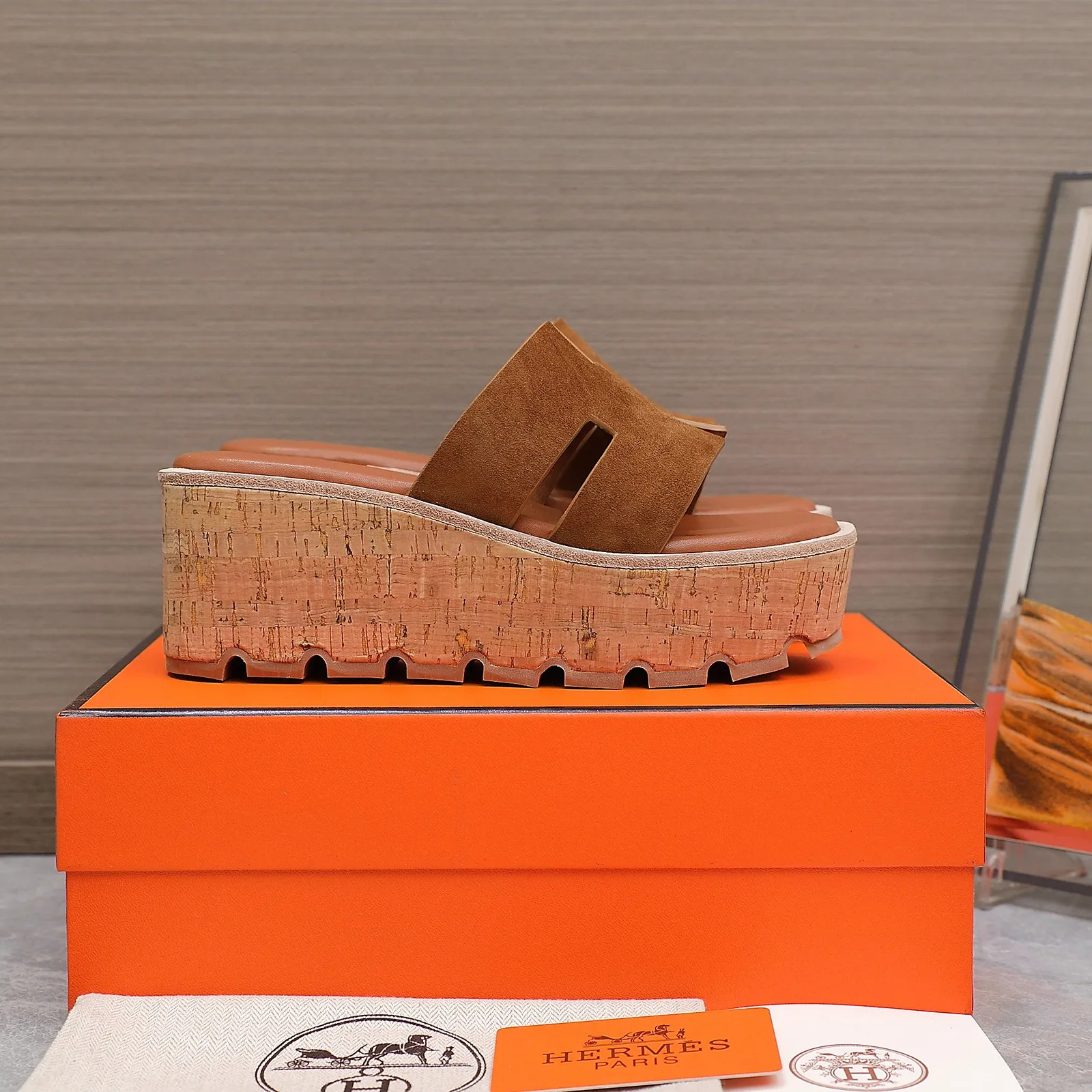 👟👟Ex-factory price 560👟👟 💥2024💥Hermès will continue the classic in 2022 Hermès Wood Grain Wedge H Slippers Hermès’ wedge sandals are the simplest, most durable and elegant I have ever seen! ! ! You can hold any style, the height of the 6cm wedge heel is easy to control, and the colors are all matching. The upper and the feet have her unique style, be sure to buy this one, it is truly classic, easy to wear and look good! Fabric: Imported cowhide, sheepskin lining, sheepskin feet, Italian original leather outsole welt, log water pine wrapped water table, rubber non-slip original outsole Color: 11 colors Code number: 35-40 Full set of original packaging